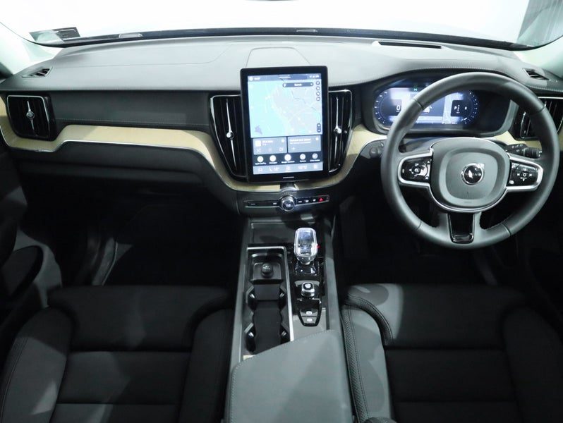 2026 Volvo XC60 B5 AWD ULTRA DARK, photo 3