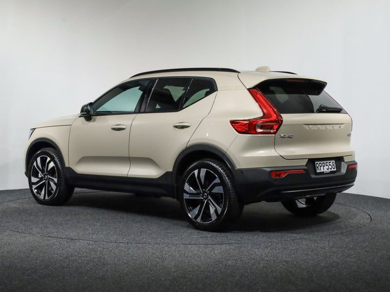 2026 Volvo XC40 B4 ULTRA DARK AWD, photo 2