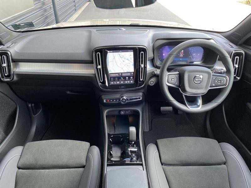 2026 Volvo XC40 B4 ULTRA DARK AWD, photo 3