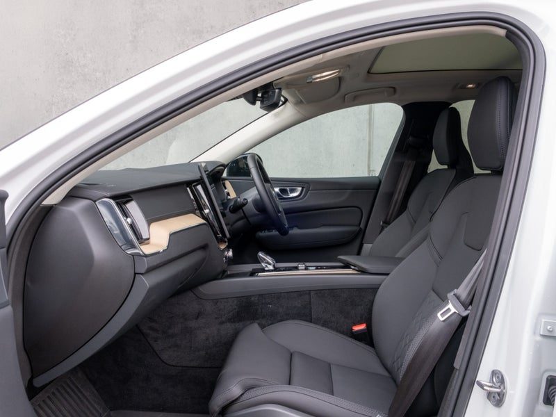 2025 Volvo XC60 B5 Ultra Dark 2.0P, photo 3