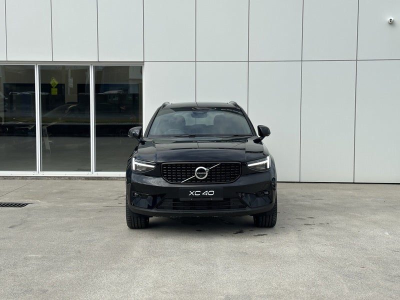 2025 Volvo XC40 B4 FWD ULTRA DARK, photo 2