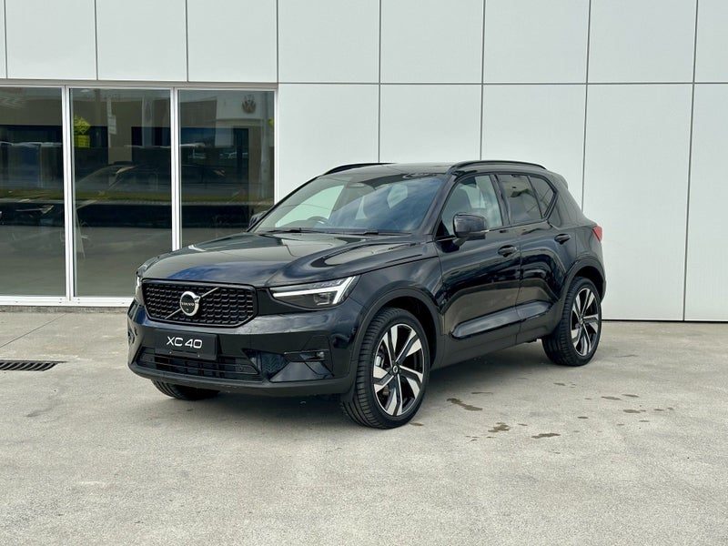 2025 Volvo XC40 B4 FWD ULTRA DARK, photo 3