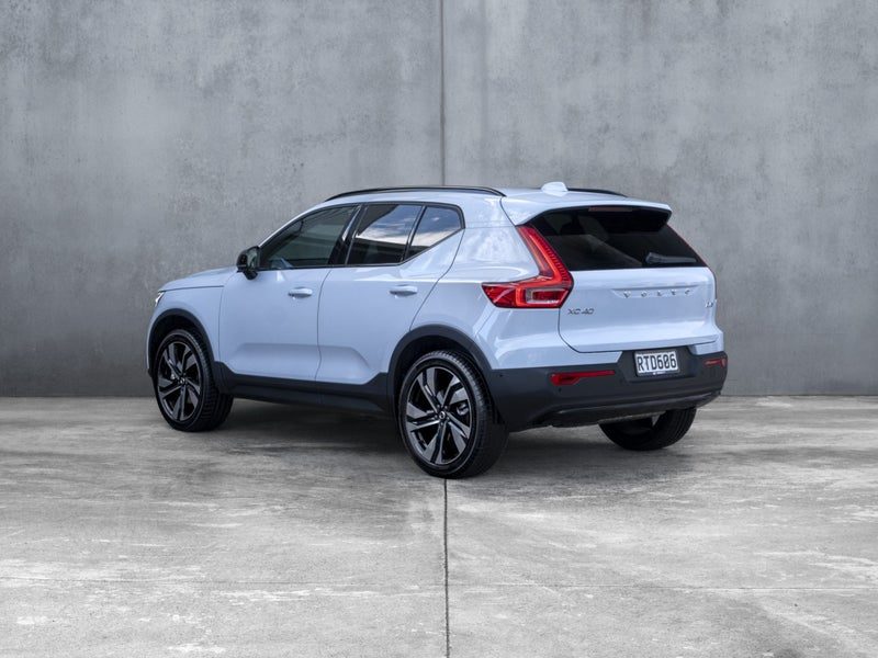 2026 Volvo XC40 B4 AWD ULTRA DARK, photo 2