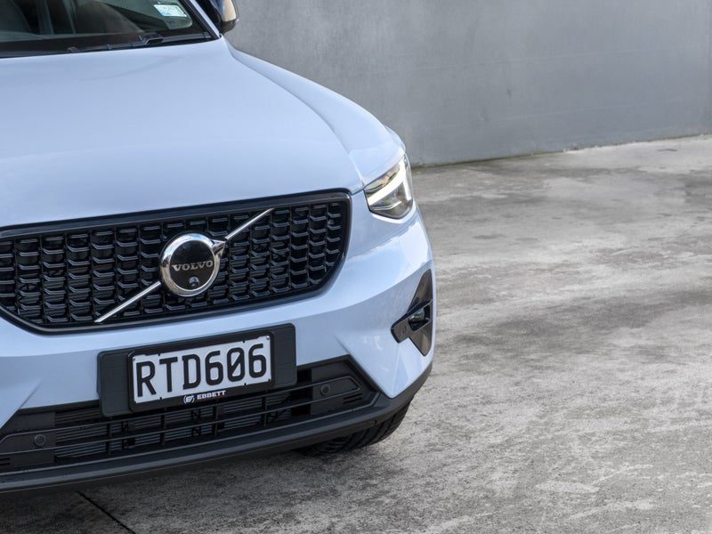 2026 Volvo XC40 B4 AWD ULTRA DARK, photo 3