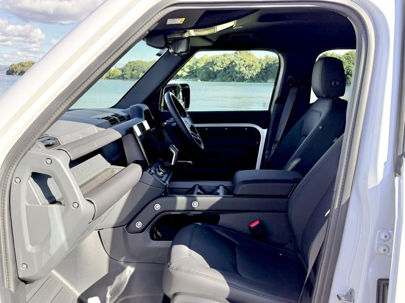 2026 Land Rover Defender 110 D350 X-Dynamic SE, photo 3