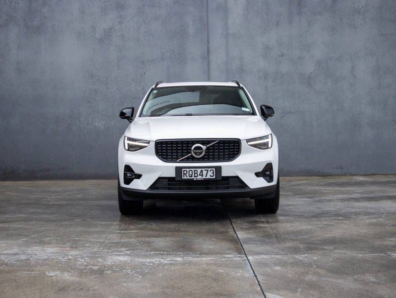 2026 Volvo XC40 B4 AWD ULTRA DARK, photo 2