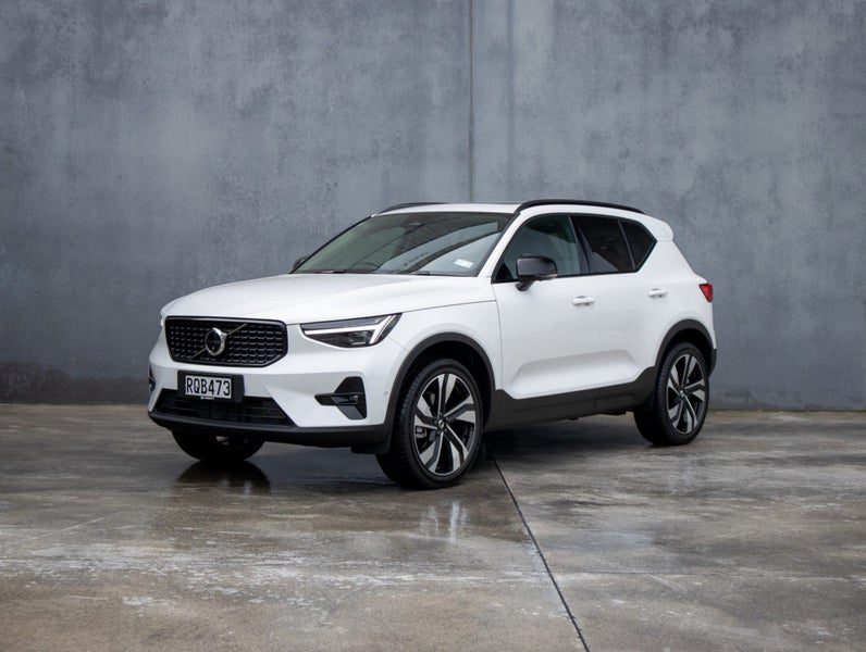 2026 Volvo XC40 B4 AWD ULTRA DARK, photo 3