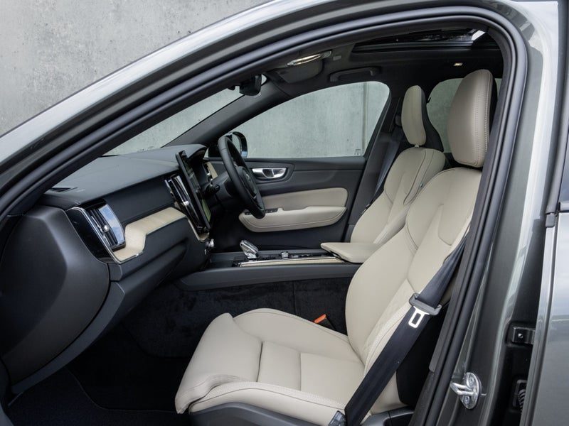 2026 Volvo XC60 B5 AWD ULTRA DARK, photo 3