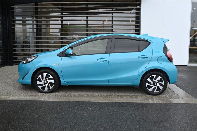 2017 Toyota Aqua 1.5 Petrol Hybrid G FWD Hatchback, photo 3