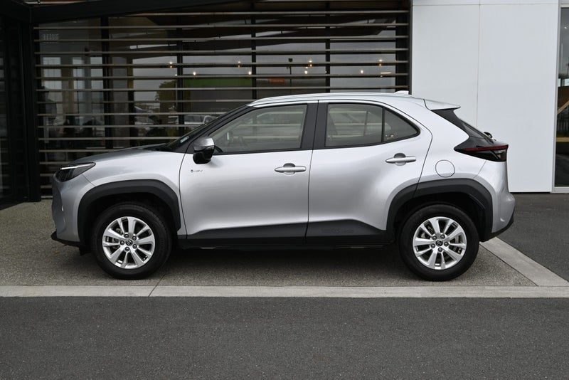 2025 Toyota Yaris GX 1.5 Petrol Hybrid FWD SUV, photo 3