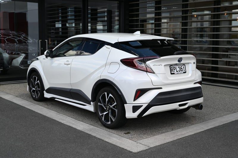 2018 Toyota C-HR 1.8 Petrol Hybrid FWD SUV, photo 2