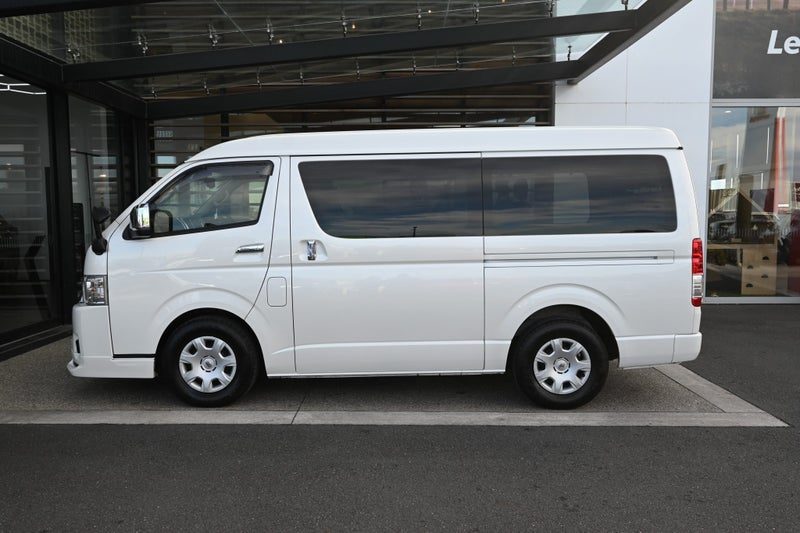 2023 Toyota Hiace 10 Seater Minibus, photo 3