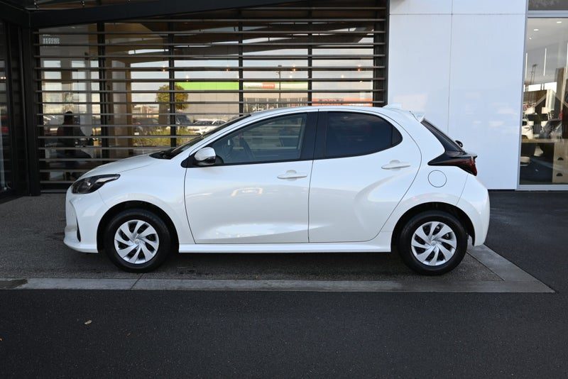 2022 Toyota Yaris X, photo 3