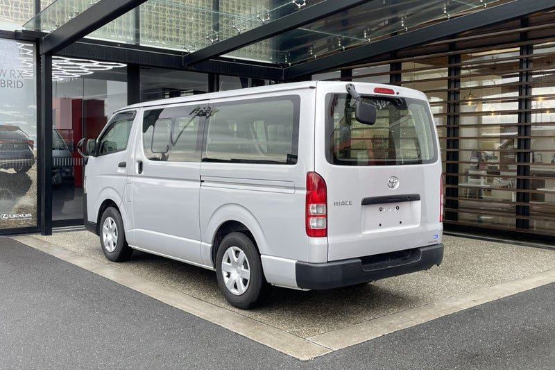2020 Toyota Hiace DX, photo 2