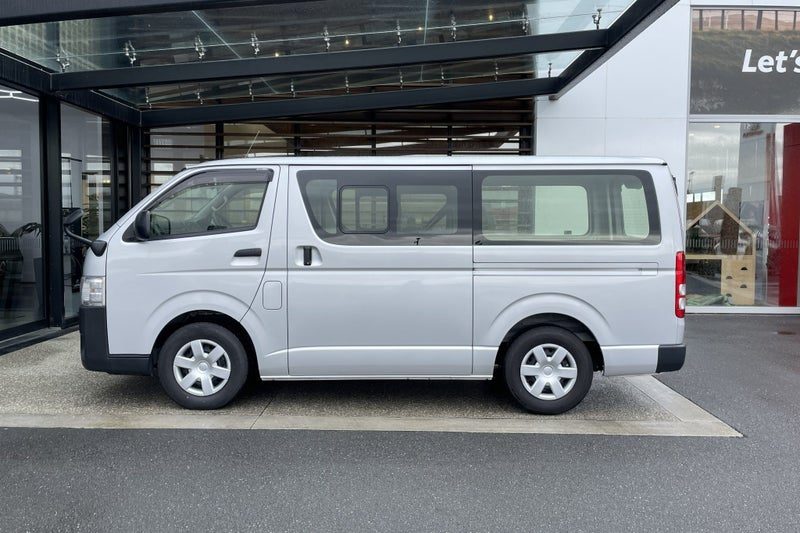 2020 Toyota Hiace DX, photo 3