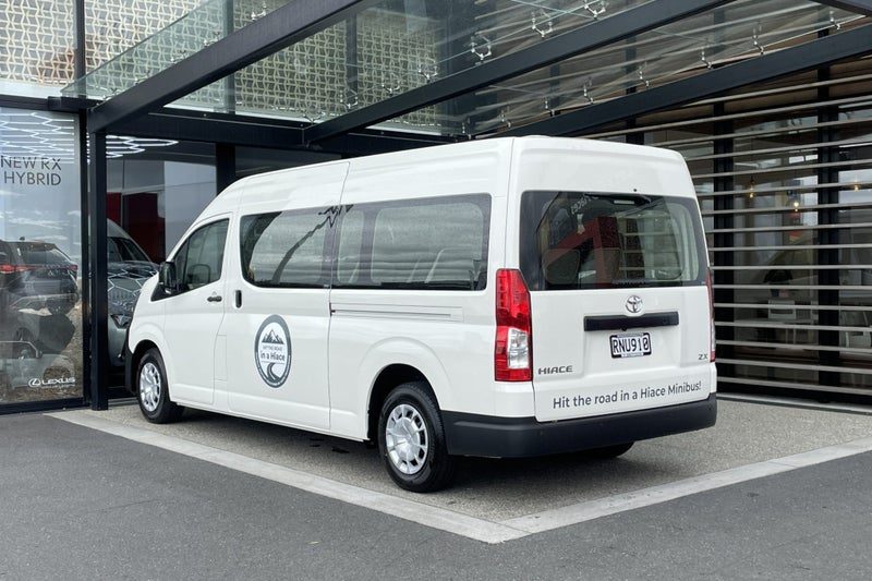2026 Toyota Hiace ZX Minibus, photo 2