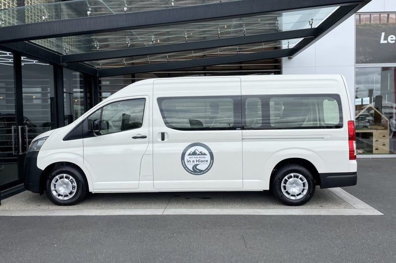 2026 Toyota Hiace ZX Minibus, photo 3
