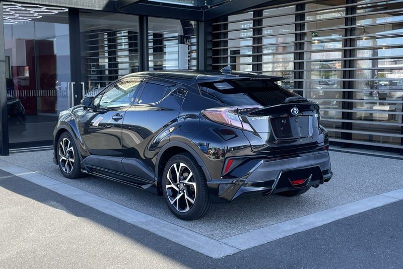 2017 Toyota C-HR 1.8 Petrol Hybrid G FWD SUV, photo 2