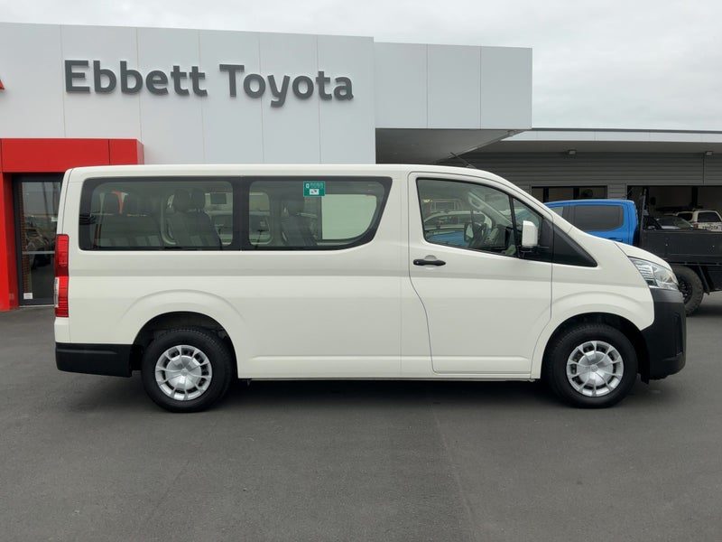 2023 Toyota Hiace ZR Minibus, photo 2