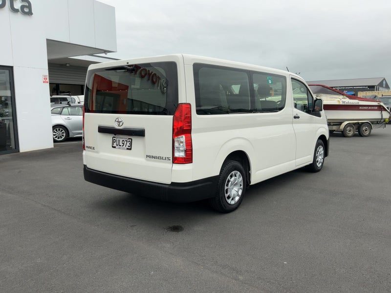 2023 Toyota Hiace ZR Minibus, photo 3