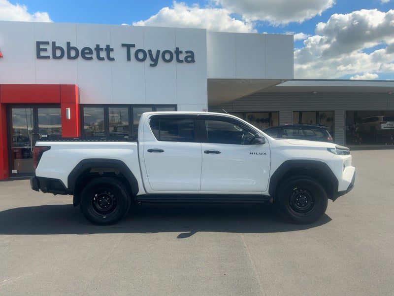 2026 Toyota Hilux SR, photo 2