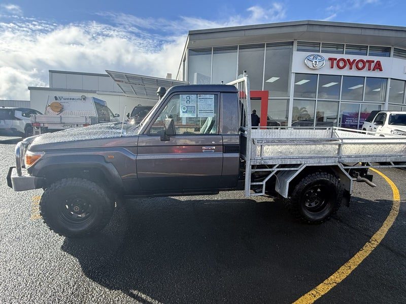 2021 Toyota Land Cruiser LT, photo 2