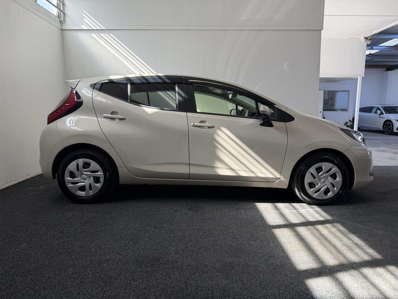 2021 Toyota Aqua Hybrid, photo 3