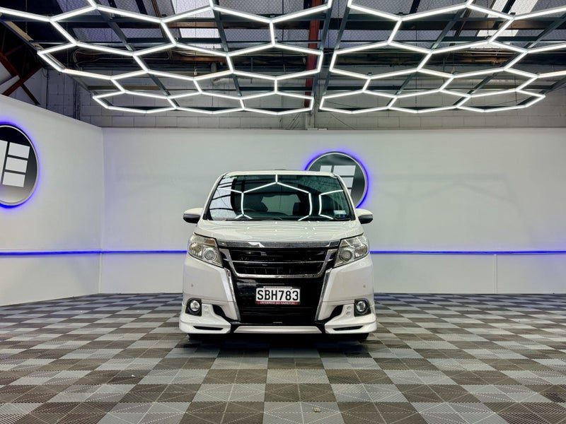 2015 Toyota Esquire 4WD 7 SEATER, photo 2