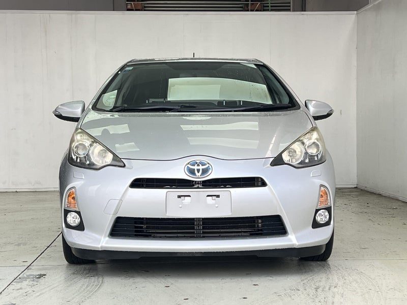 2012 Toyota Aqua HYBRID S, photo 2