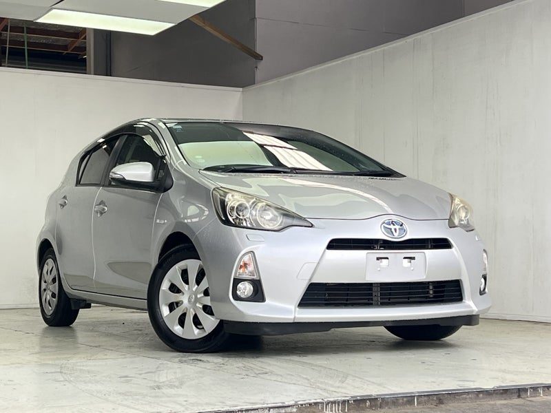 2012 Toyota Aqua HYBRID S, photo 3