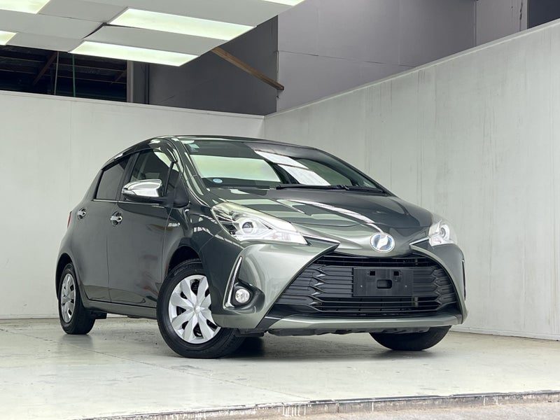 2017 Toyota Vitz JEWELA, photo 3