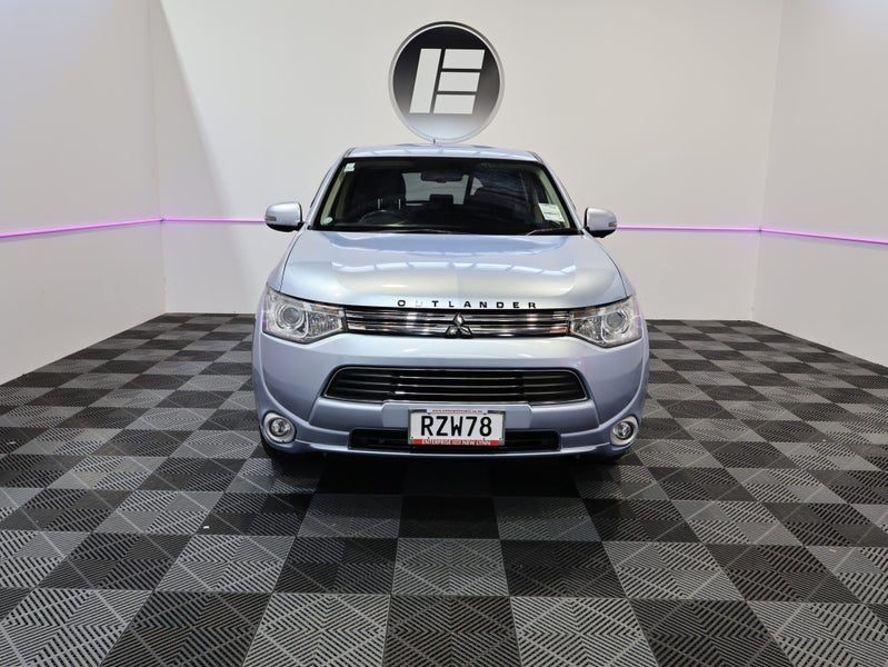 2013 Mitsubishi Outlander PHEV, photo 2