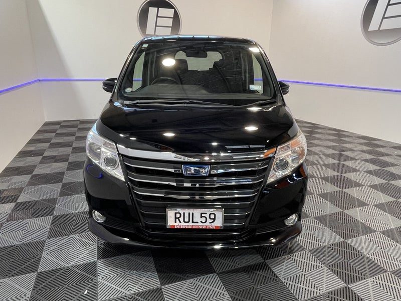 2014 Toyota Noah X HYBRID 7 SEATER, photo 2