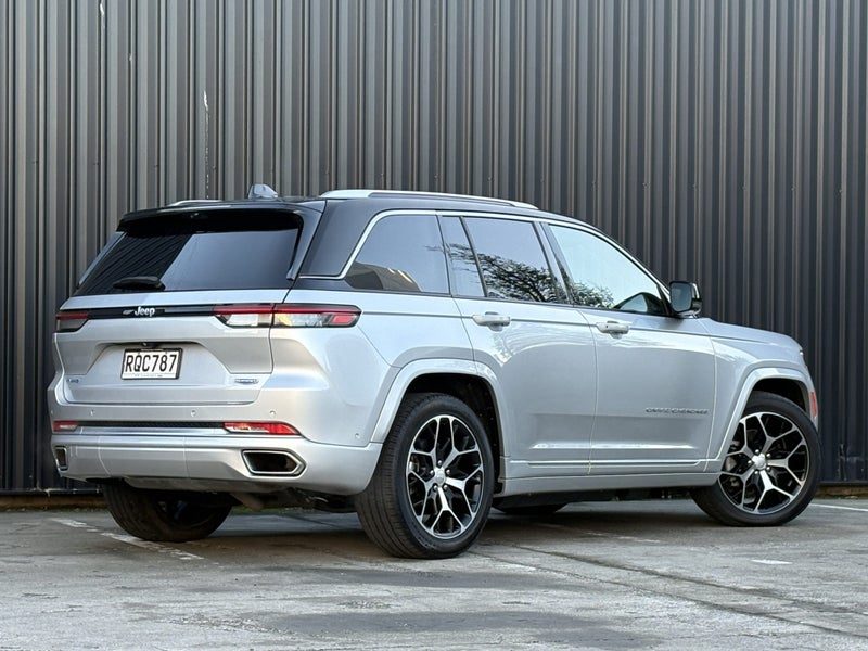 2026 Jeep Grand Cherokee Summit Reserve 4XE Hybrid, photo 3