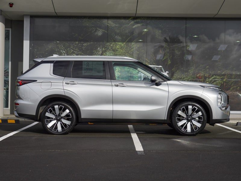 2025 Mitsubishi Outlander XLS 7 Seater, photo 3