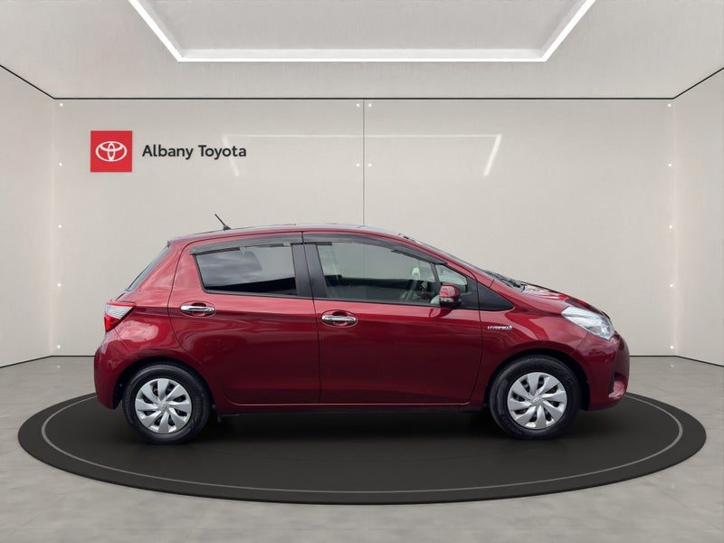 2018 Toyota Vitz F, photo 2
