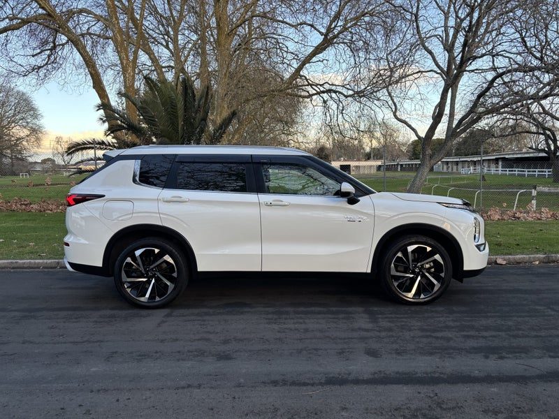 2022 Mitsubishi Outlander XLS PHEV 7 SEATER, photo 2