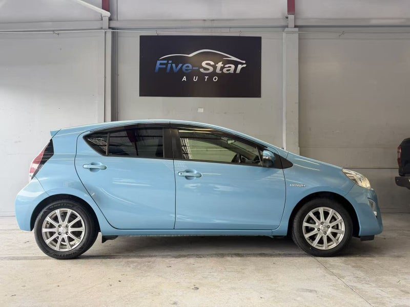 2015 Toyota Aqua Hybrid, photo 2
