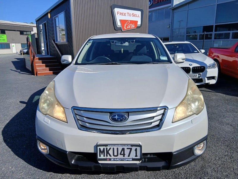 2010 Subaru Outback 2.5L 5D AWD AUTO, photo 2