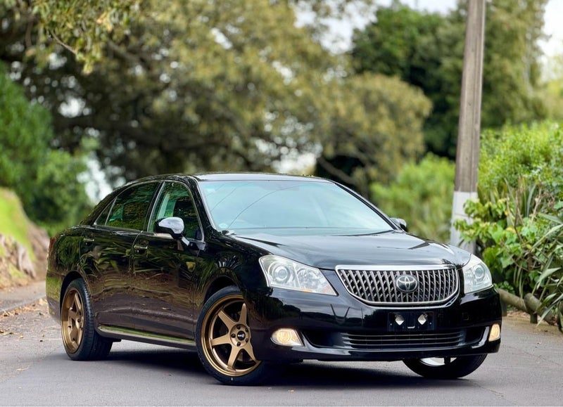 2012 Toyota Crown Majesta F Package, photo 2