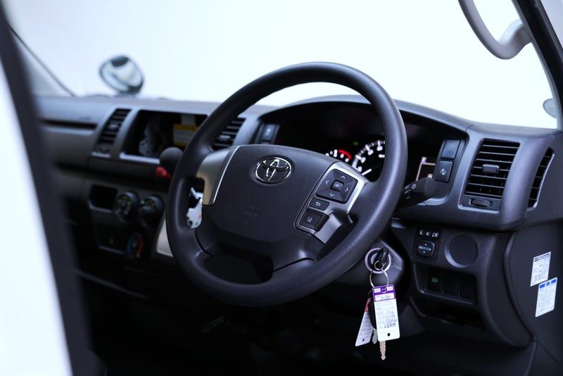 2026 Toyota Hiace DX, photo 2