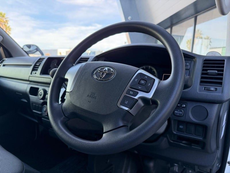 2026 Toyota Hiace DX, photo 2