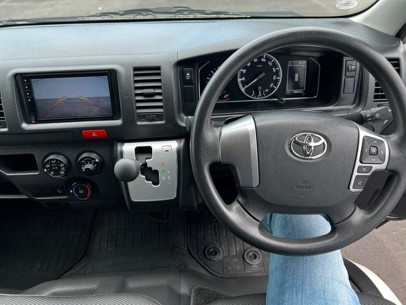 2022 Toyota Hiace DX, photo 2