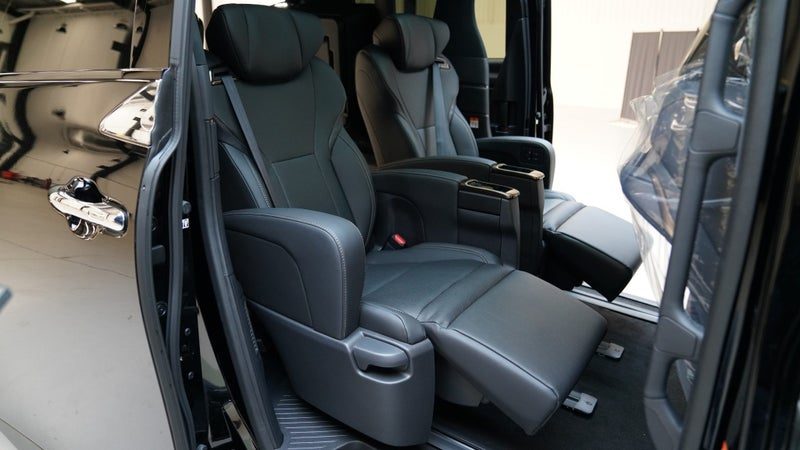2026 Toyota Alphard TV & Pilot seat Luxury, photo 2