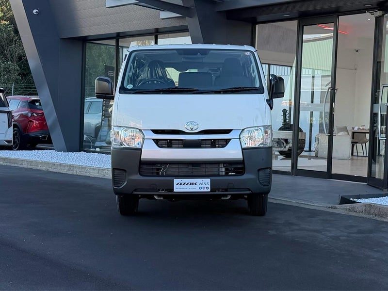 2026 Toyota Hiace DX, photo 2