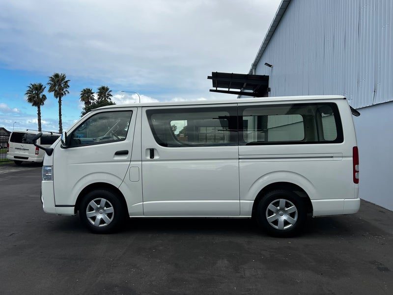 2022 Toyota Hiace DX, photo 3