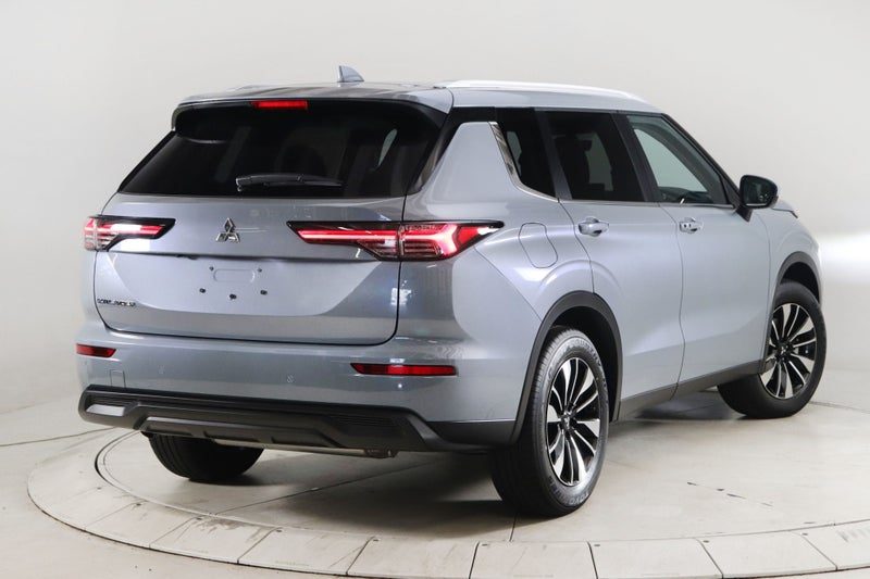 2026 Mitsubishi Outlander LS 2WD, photo 2