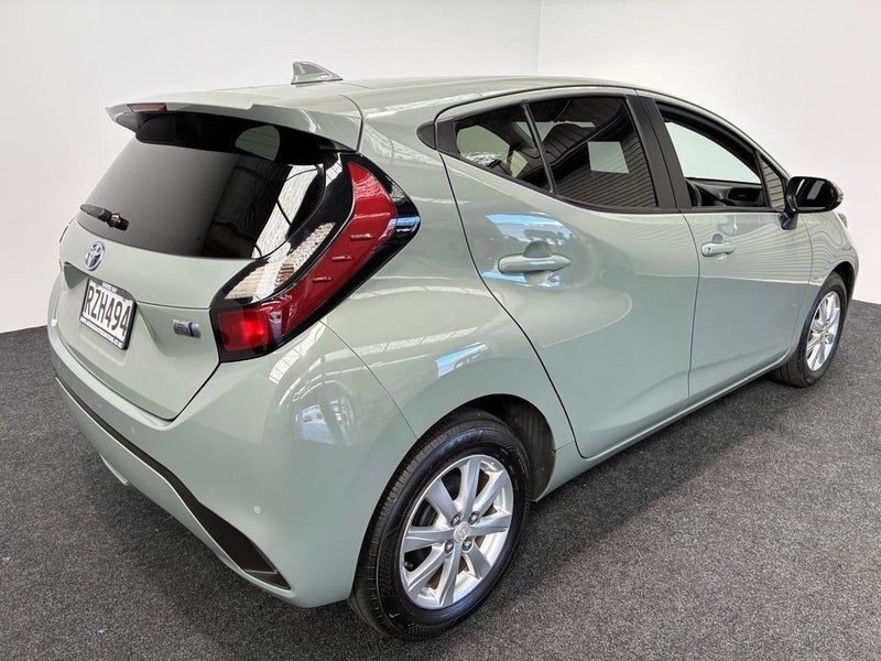 2022 Toyota Aqua X - HYBRID, photo 2