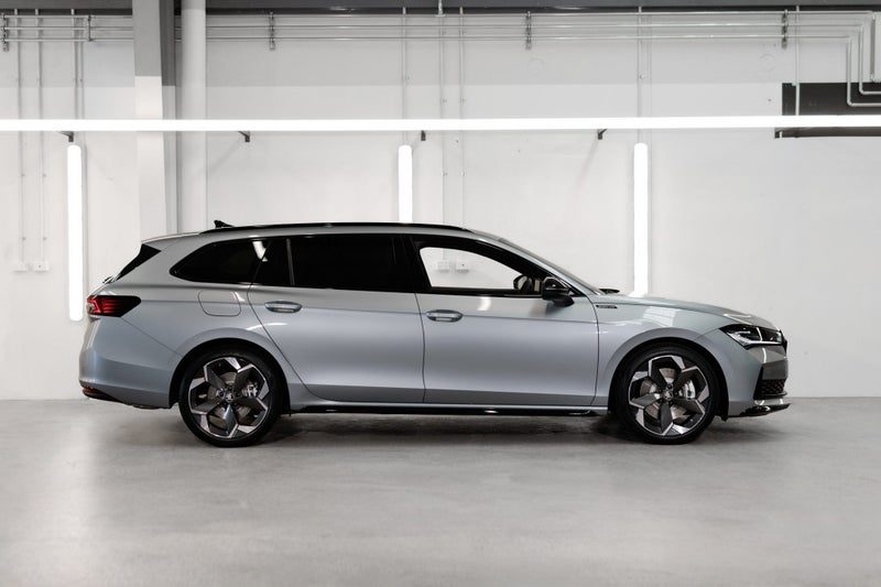 2026 Skoda Superb Wagon Sportline, photo 3