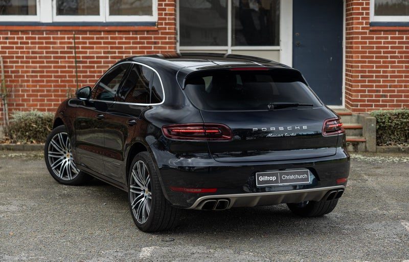 2015 Porsche Macan Turbo, photo 2
